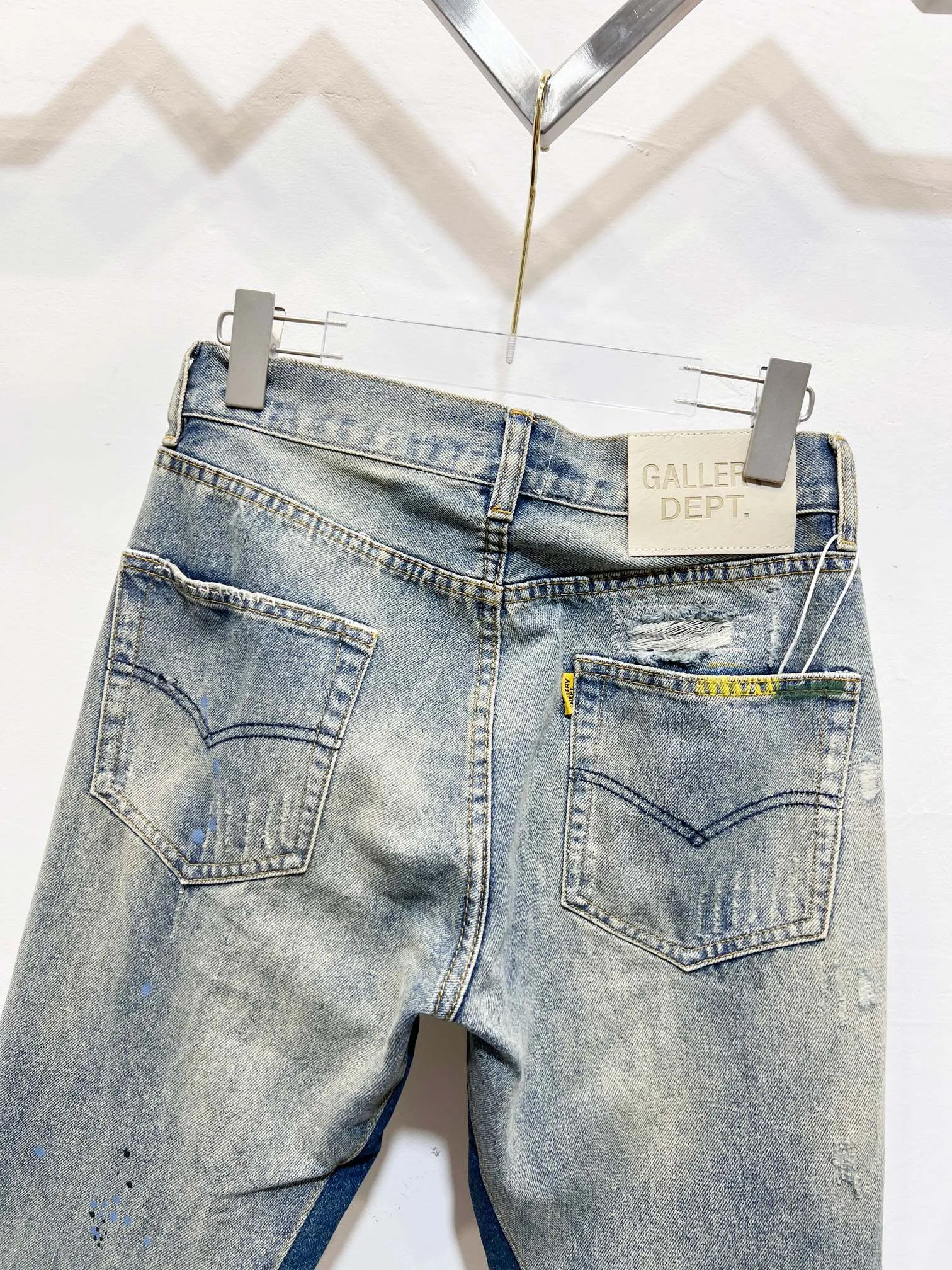 P300 Style Number: (c109) GALLERY DEPT. 2025 New Retro Splashed Ink Hole Stitching Seams Couple Style Loose Bootcut Jeans 🔥High Version🔥High Version🔥 Top Ceiling Quality Styles with different washed textures are very friendly to people with thin legs and thick legs. The loose version is very flattering. Moderate length that never goes out of style, easy and casual to match, basic styling for various styles, a must-have in the wardrobe! The fabric is stiff but also makes the upper body soft without losing texture. The washing process is even more perfect. It is a must-have item for everyone! ! ! Washed wheat, hang tag, pants label, three complete labels, color: blue, size: 28, 30, 32, 34, 36 (five sizes)